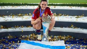 Tere Abelleira posa con el trofeo de campeonas del mundo de fútbol.