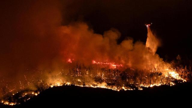 Los bomberos luchan contra el incendio forestal 'Thompson' cerca de Oroville, en California (EEUU).