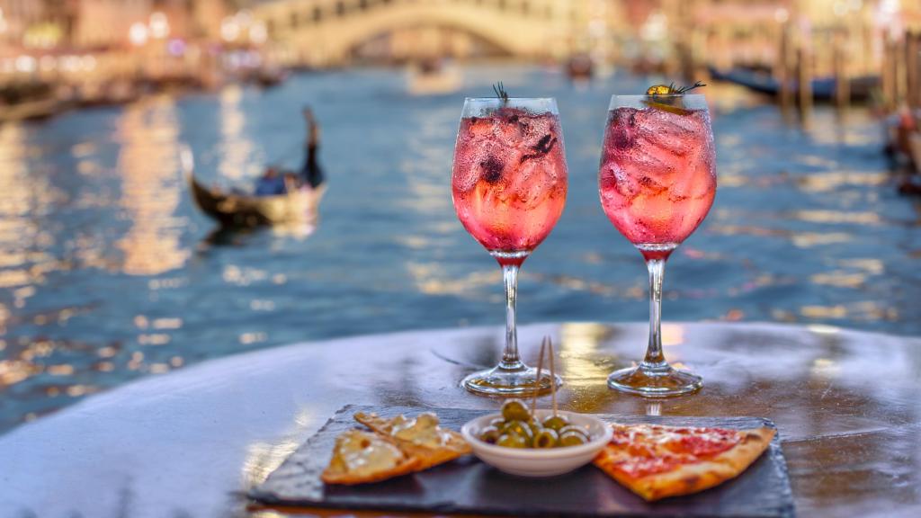 Unas copas y unas pizzas frente a un canal de Venecia.