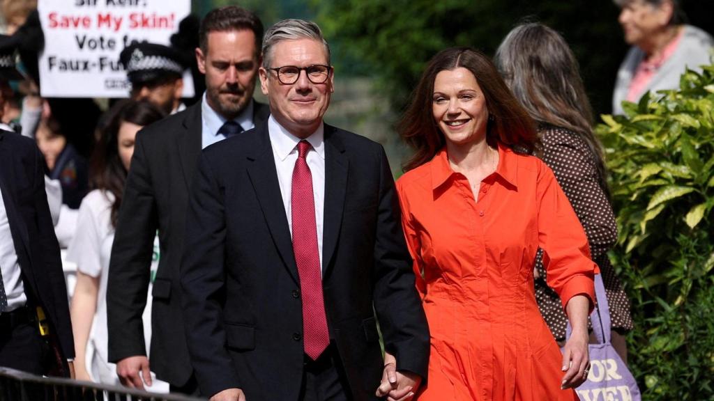 El líder del Partido Laborista, Keir Starmer, y su esposa, Victoria Starmer, acuden a votar a un colegio electoral en Londres.