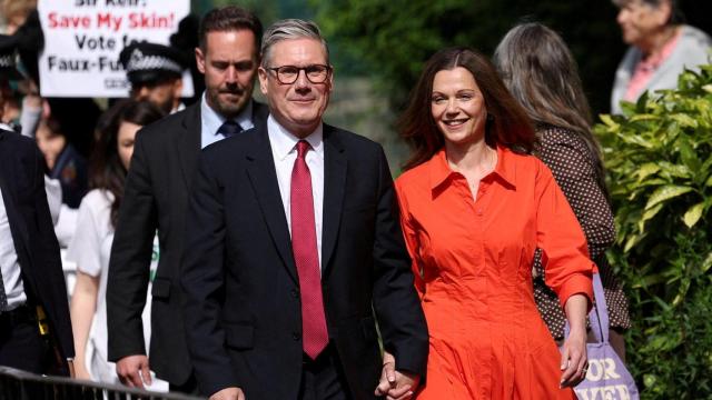 El líder del Partido Laborista, Keir Starmer, y su esposa, Victoria Starmer, acuden a votar a un colegio electoral en Londres.