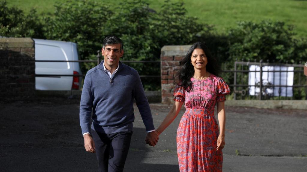 El primer ministro británico, Rishi Sunak, y su esposa, Akshata Murty, acuden a votar.