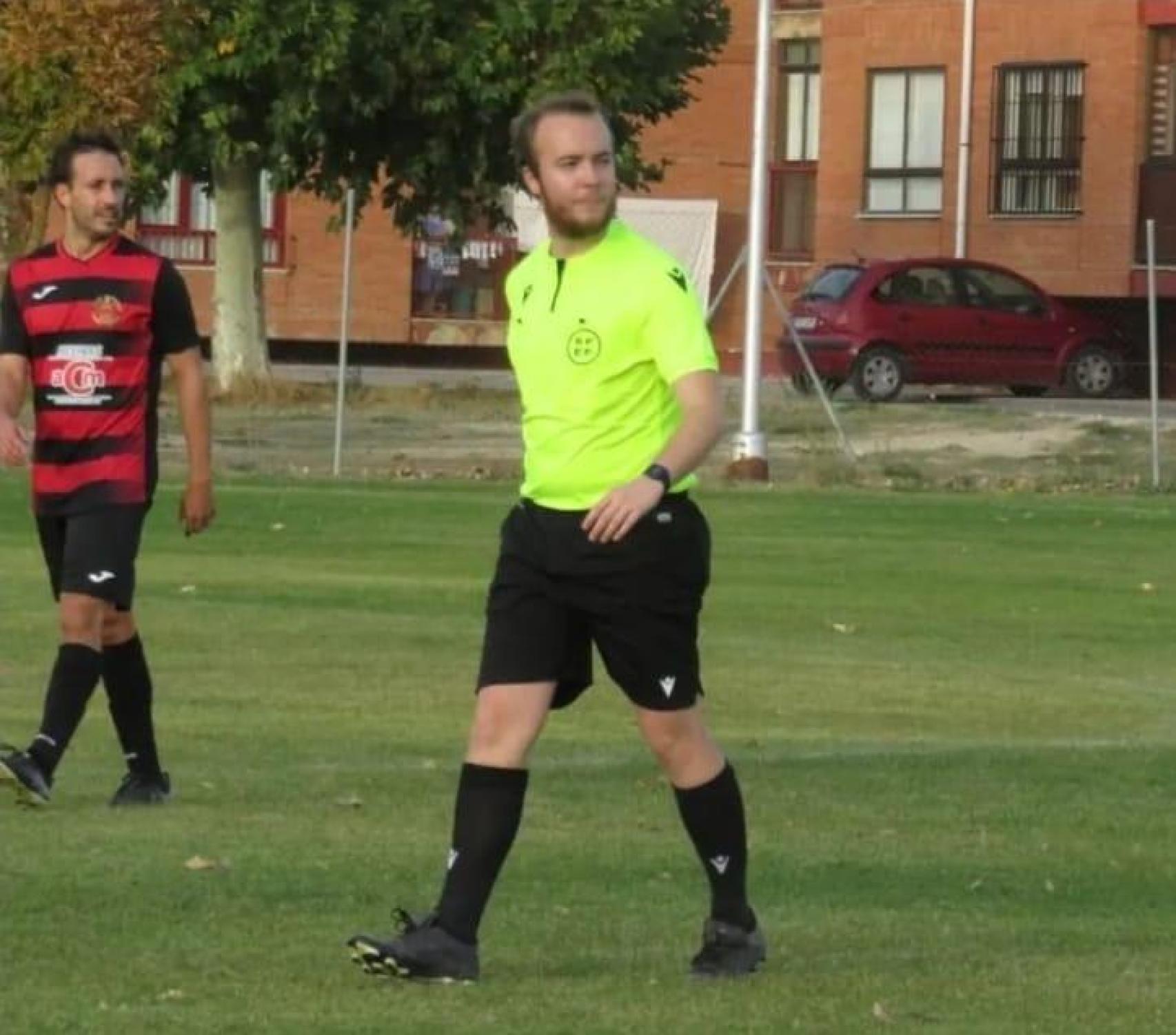 Jaime arbitrando un partido