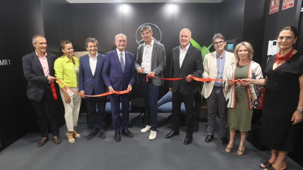 Inauguración de la oficina Mercedes Benz en Malaga con directivos de la multinacional y autoridades.