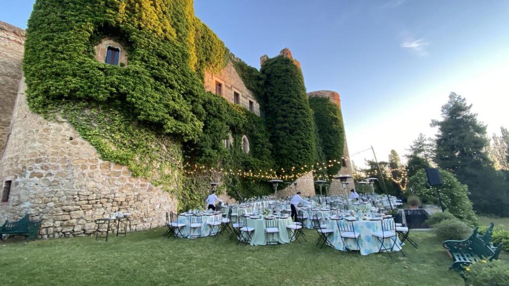 Mesas preparadas para una celebración en el Castillo de Castilnovo