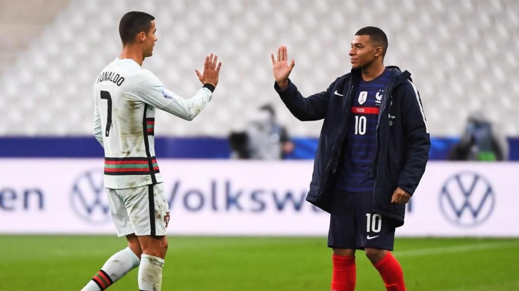 Cristiano Ronaldo y Mbappé durante un partido con sus selecciones.