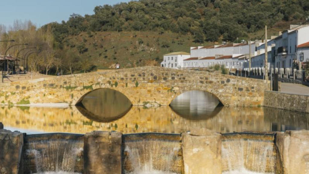 Vista del puente romano de San Nicolás del Puerto.