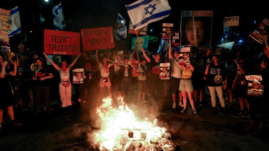 Manifestantes protestan contra el primer ministro Benjamin Netanyahu en Tel Aviv y piden la liberación de los rehenes.