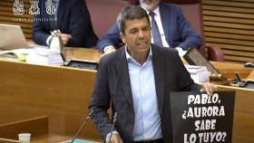 El presidente Carlos Mazón denuncia en Les Corts el uso de las pegatinas en Elche contra el alcalde de Elche.