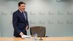 El consejero de Economía y Hacienda y portavoz, Carlos Fernández Carriedo, comparece en rueda de prensa posterior a la reunión del Consejo de Gobierno, este jueves
