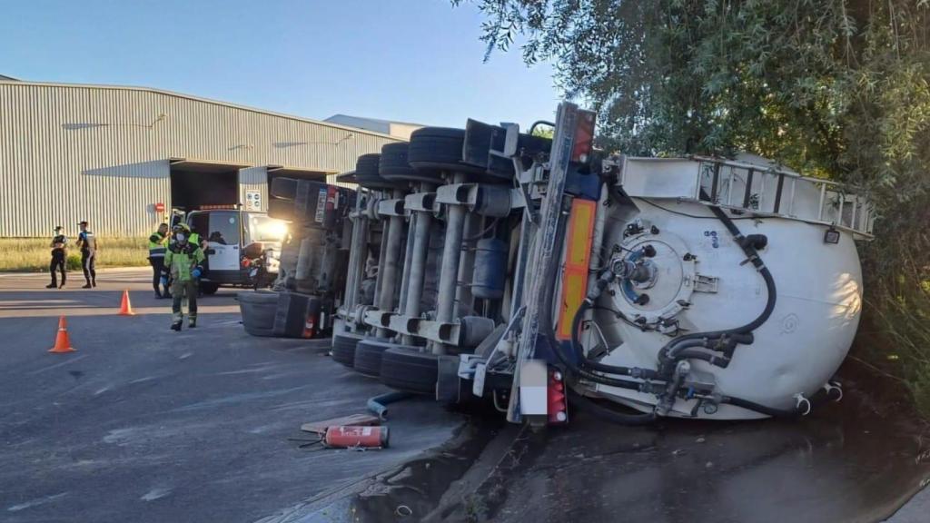 El camión que ha volcado en una rotonda de Valladolid