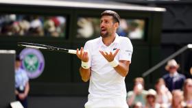 Djokovic en el partido contra Fearnley de Wimbledon