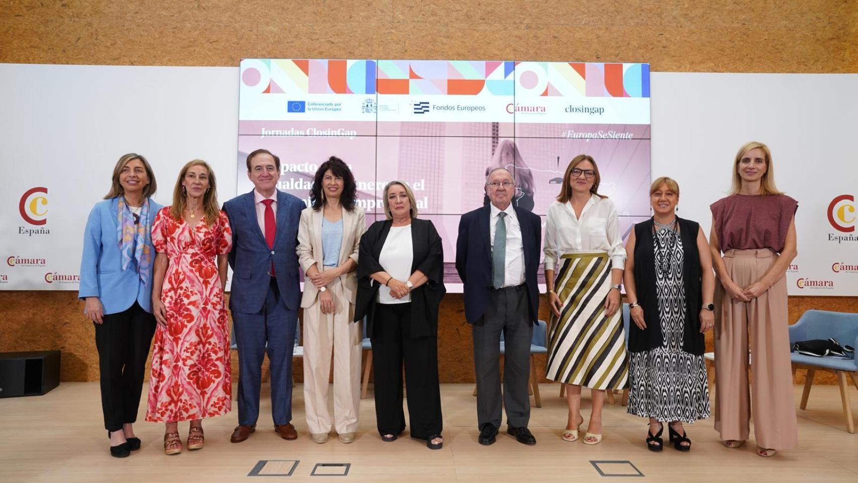 De izquierda a derecha, Eva Piera, directora general de Relaciones Externas y Comunicación de MAPFRE; Susana López, consultora de INIXiA Strategy; Antonio Huertas, presidente de MAPFRE; Ana Redondo, ministra de Igualdad; Esther Esteban, presidenta ejecutiva de EL ESPAÑOL – EL DIGITAL CLM; José Luis Bonet, presidente de la Cámara de Comercio de España; Marta Angerri, presidenta del Observatorio Mujer, Empresa y Economía de la Cámara de Comercio de Barcelona; Nuria Fuertes, coordinadora del área de Igualdad de la Cámara de Madrid; y Lucila García, directora general de ClosinGap.