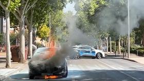 Coche ardiendo en Ciudad Real. Foto: Policía Local.