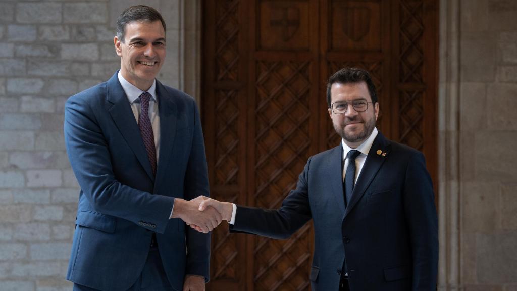 El presidente del Gobierno, Pedro Sánchez y el president de la Generalitat de Cataluña, Pere Aragonès