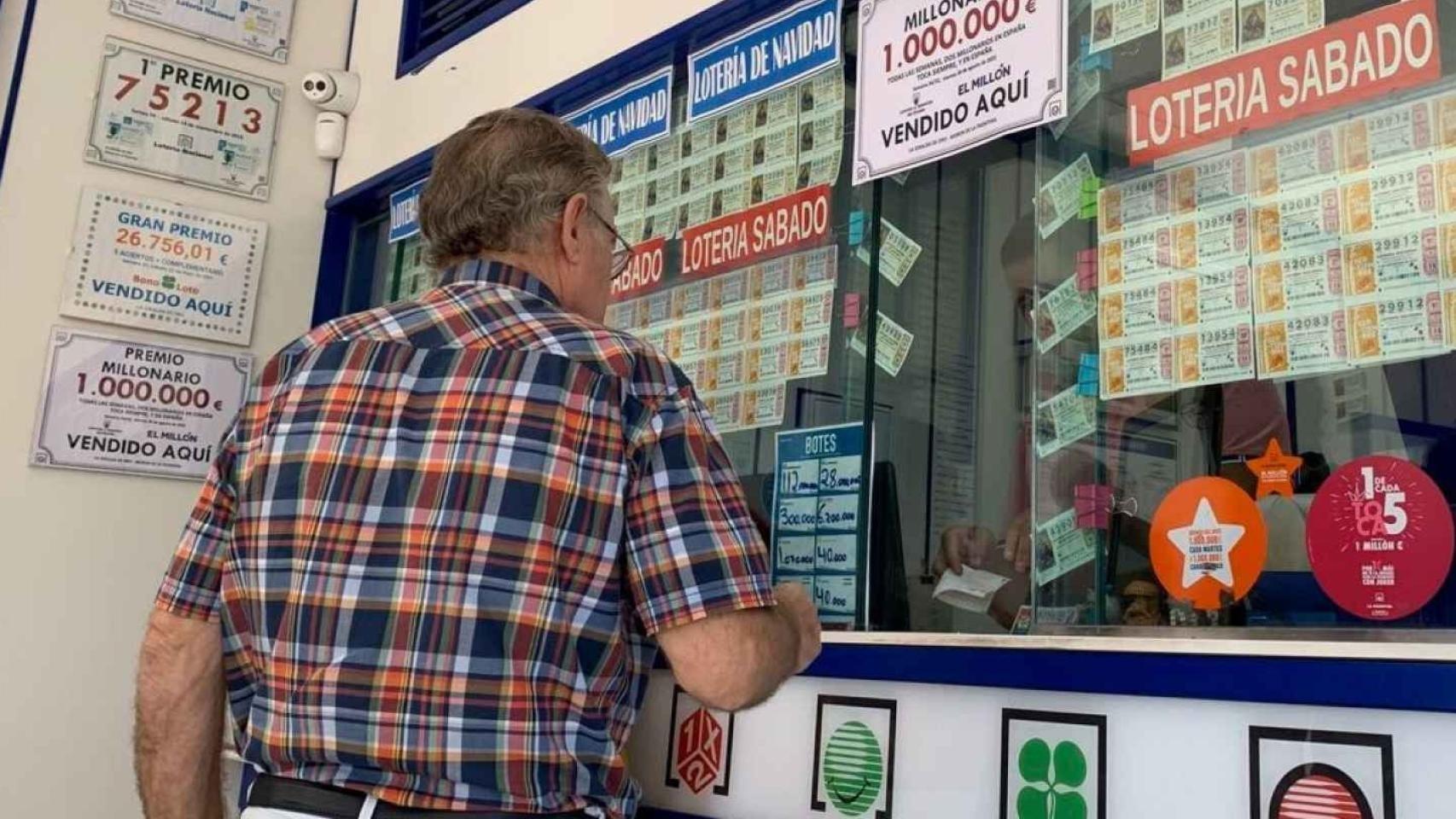 Imagen de archivo de un hombre en una administración de lotería.