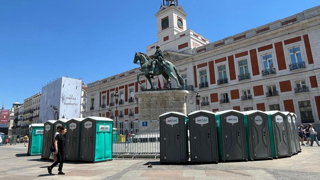 Los baños instalados en Sol por las Fiestas del Orgullo.