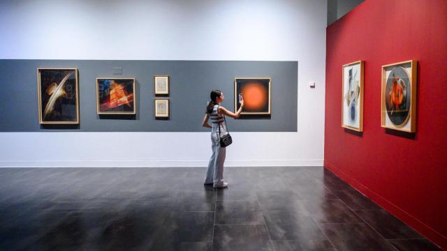 Una joven viendo la nueva exposición del Museo Ruso de Málaga.