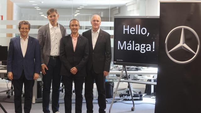 Los directivos de Mercedes-Benz  Juan Guerrero, Bernd Rumscheid, Paolo De Ambrosis y Alan Gradidge.
