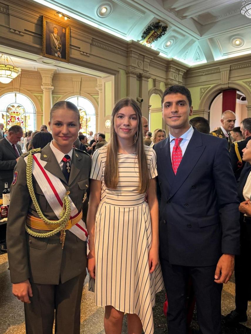 Leonor y Sofía, junto a Tomás Páramo.