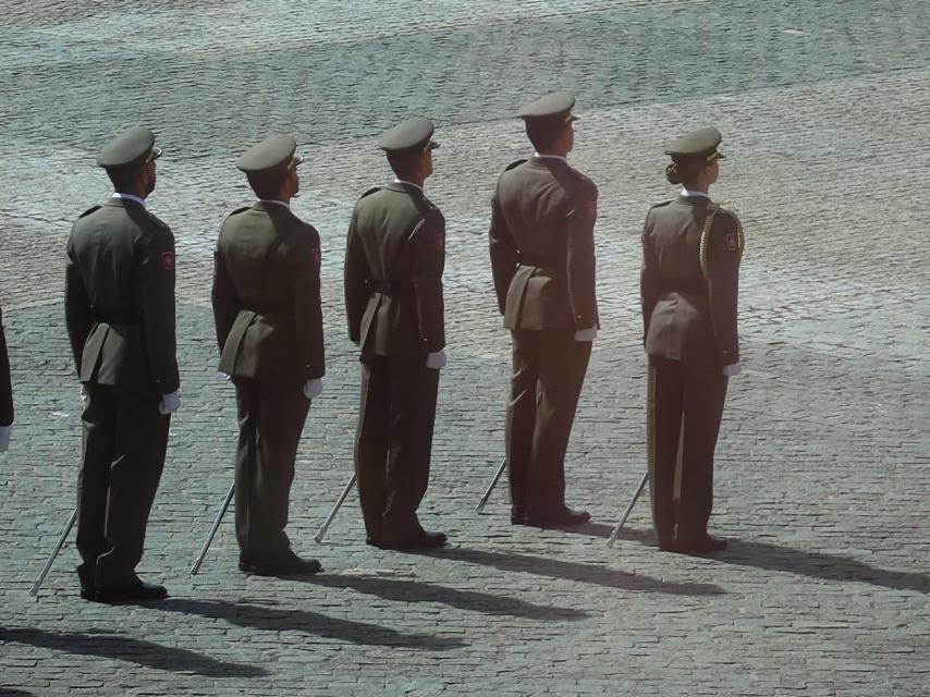 La Princesa, de espaldas antes de recoger su despacho, en la fila junto a sus compañeros.