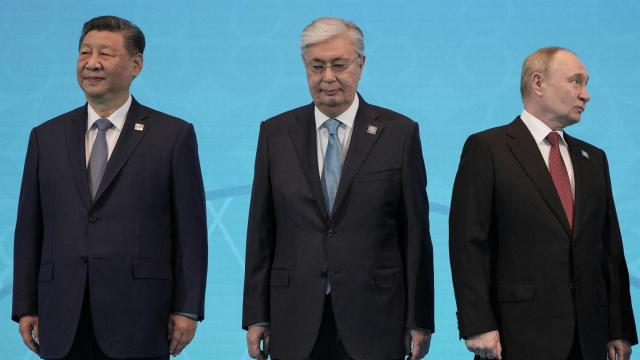 El presidente chino Xi Jinping, el presidente kazajo Kassym-Jomart Tokayev y el presidente ruso Vladímir Putin participan en la cumbre de la Organización de Cooperación de Shanghai (OCS) en Astaná, Kazajistán, el 4 de julio de 2024.