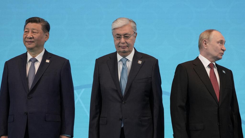 El presidente chino Xi Jinping, el presidente kazajo Kassym-Jomart Tokayev y el presidente ruso Vladímir Putin participan en la cumbre de la Organización de Cooperación de Shanghai (OCS) en Astaná, Kazajistán, el 4 de julio de 2024.