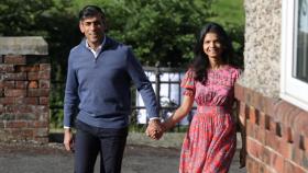 El primer ministro británico, Rishi Sunak, y su esposa, Akshata Murty, caminan fuera de un colegio electoral en Northallerton.