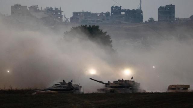 Tanques israelíes maniobran cerca de la frontera con Gaza.