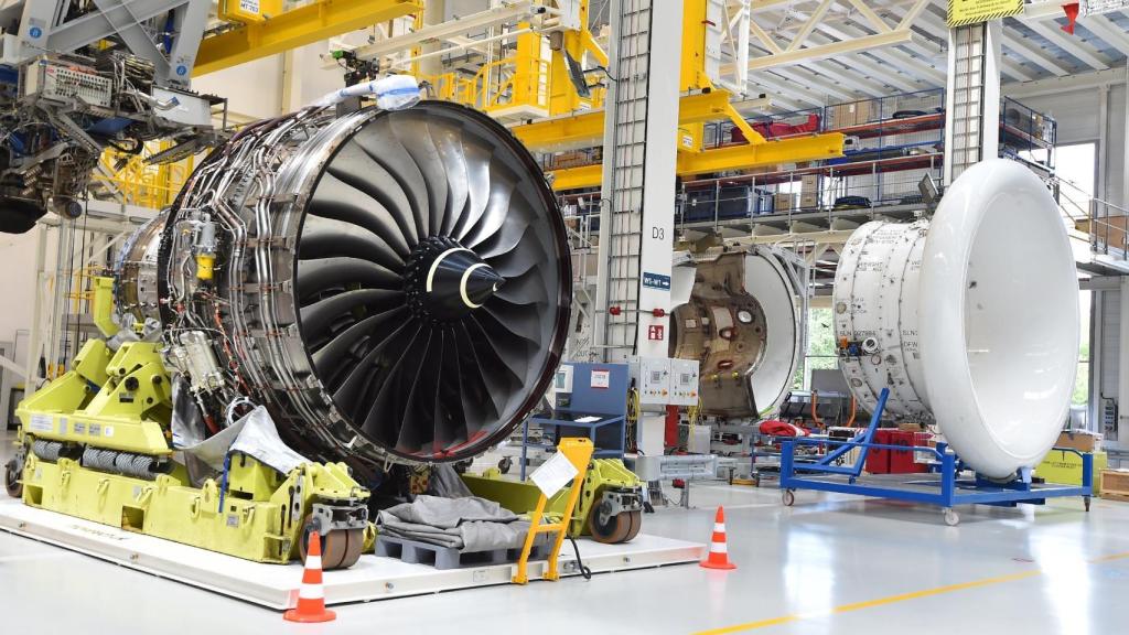 Un motor a reacción Rolls-Royce en una planta de fabricación en Alemania