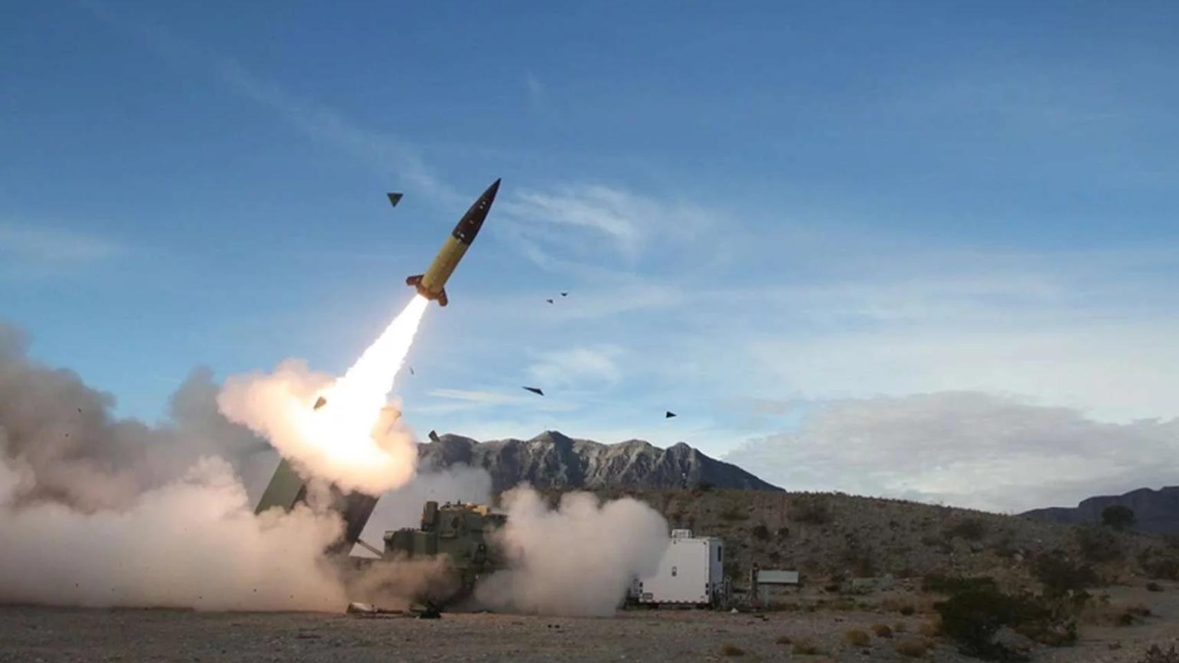 Un mísil ATACMS disparado desde un lanzador HIMARS