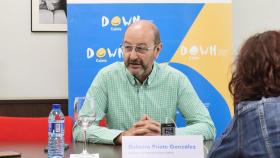 El presidente de Down Galicia, Delmiro Prieto, en rueda de prensa