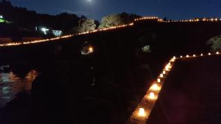 La aldea de 60 habitantes cerca de Santiago que celebra todos los años un concierto a la luz de las velas