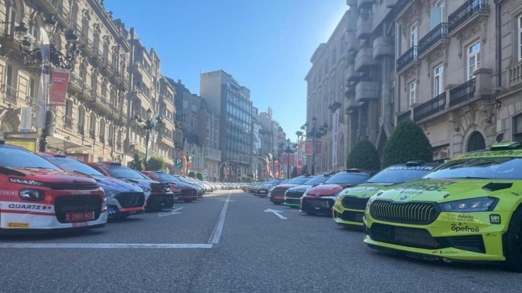 Coches participantes en el Rallye Rías Baixas en el parque cerrado de Policarpo Sanz.