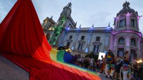 El Ayuntamiento de Valencia, iluminado con los colores del arco iris al final de la manifestación del Orgullo LGTBI+ en Valencia. Efe / Biel Aliño