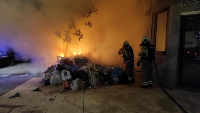 Los bomberos de A Coruña sofocando el fuego en unos colectores