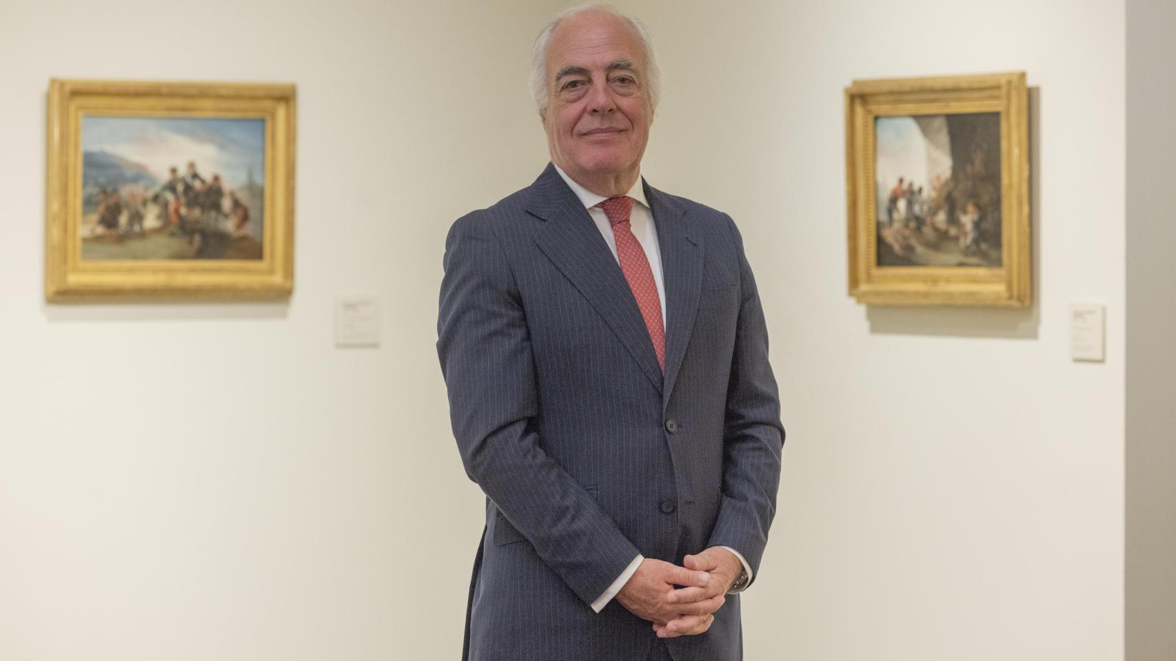 José Luis Rodrigo, director general de la Fundación Ibercaja, junto con dos Goya.