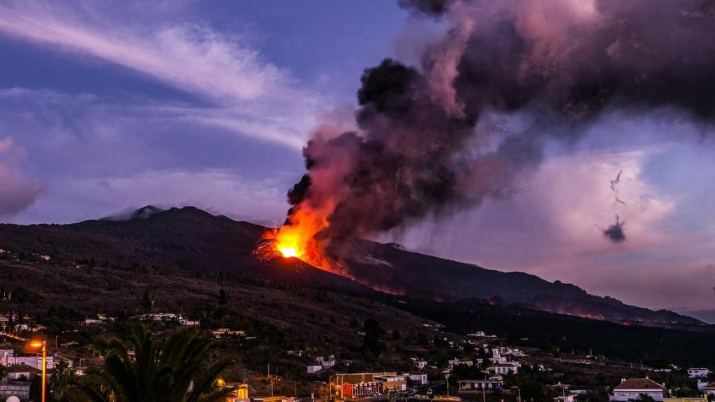 Volcán en erupción en Cumbre Vieja, La Palma.