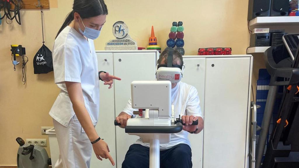 Un paciente de párkinson haciendo ejercicio con realidad virtual.