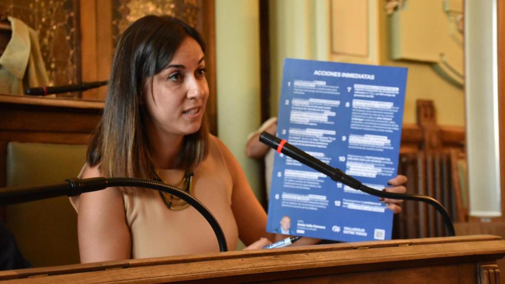 Blanca Jiménez, portavoz del Grupo Municipal Popular con las promesas de Carnero
