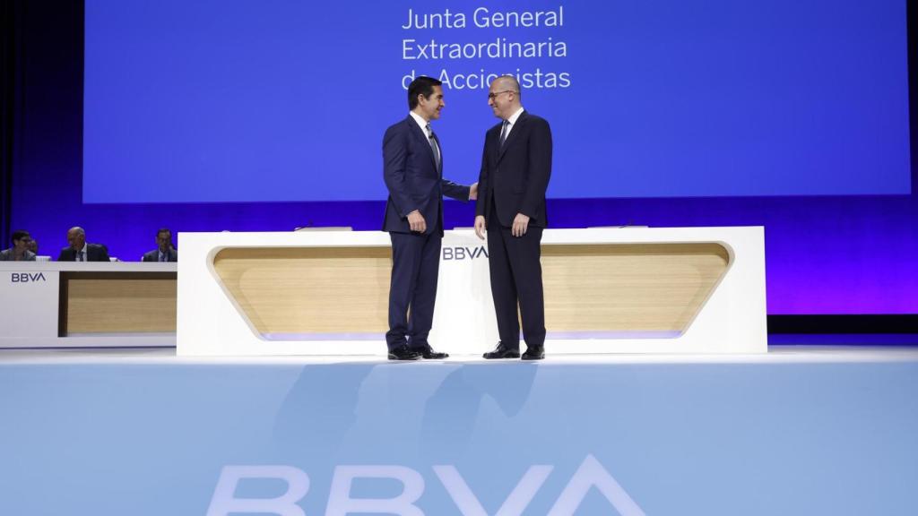 Carlos Torres, presidente de BBVA, y Onur Genç, consejero delegado del banco, durante la junta extraordinaria de accionistas de este viernes.