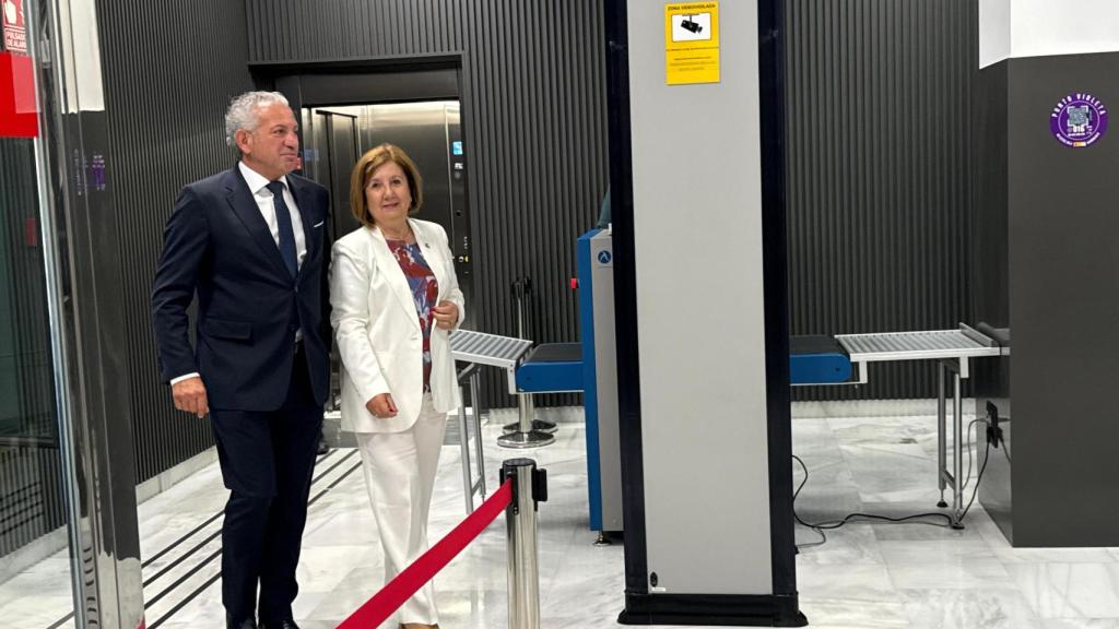 Nicanor Sen, junto a la subdelegada del Gobierno en Salamanca, Rosa López