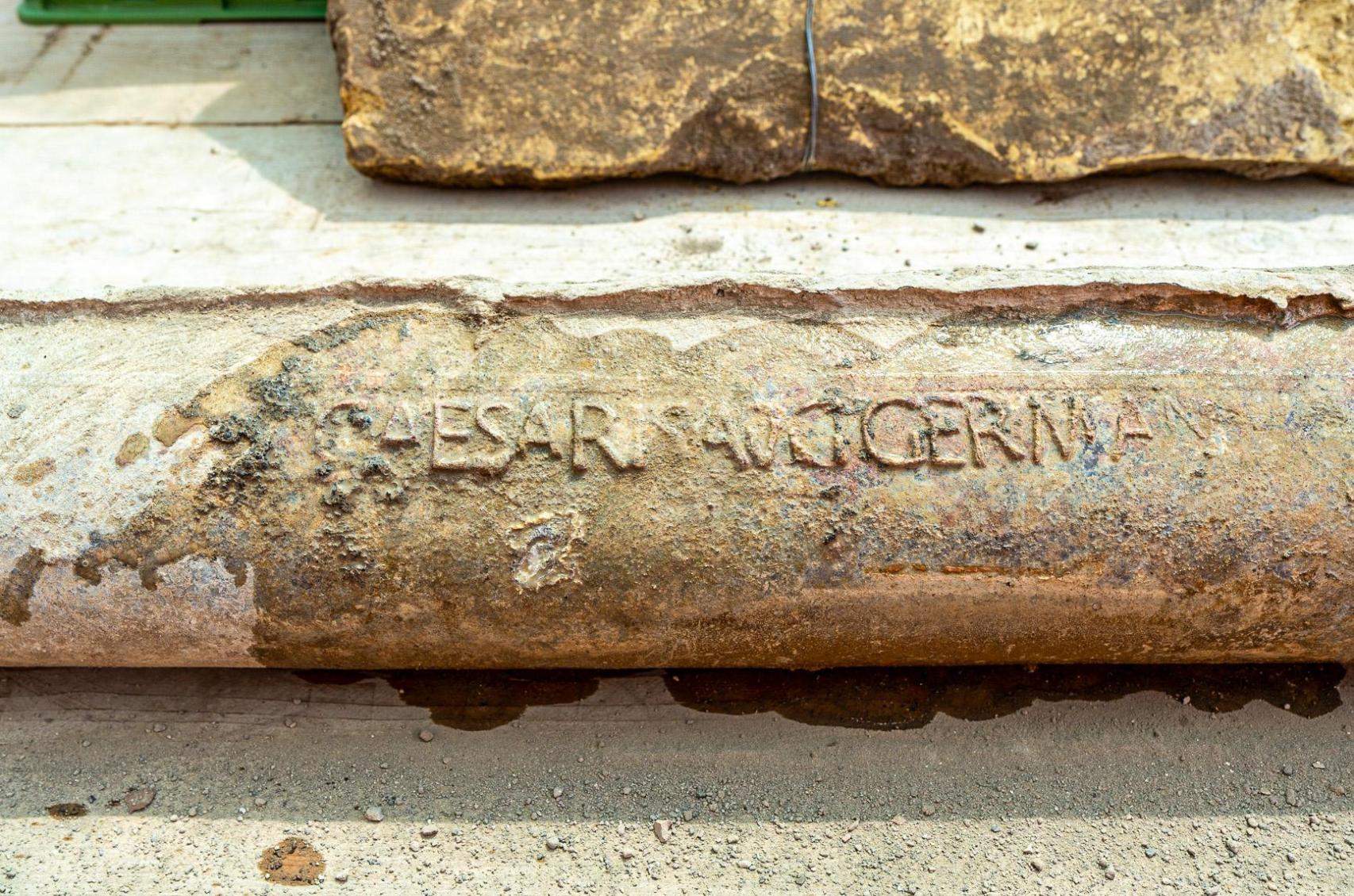 La tubería con la inscripción de Calígula.