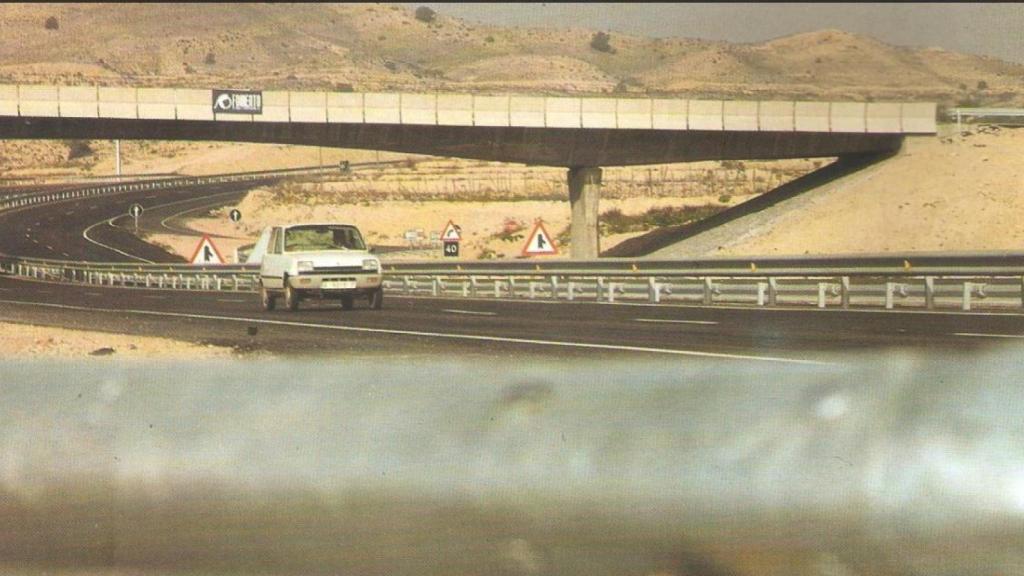 Uno de los primeros coches circulando por tramos de autovía A-31.