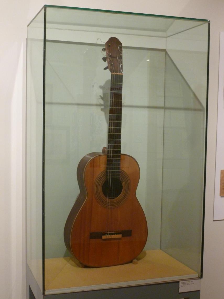 Una de las guitarras de Francisco.