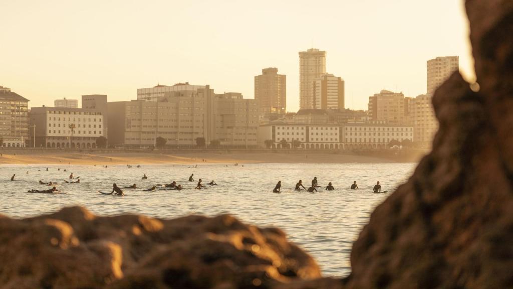 Surfistas en A Coruña.