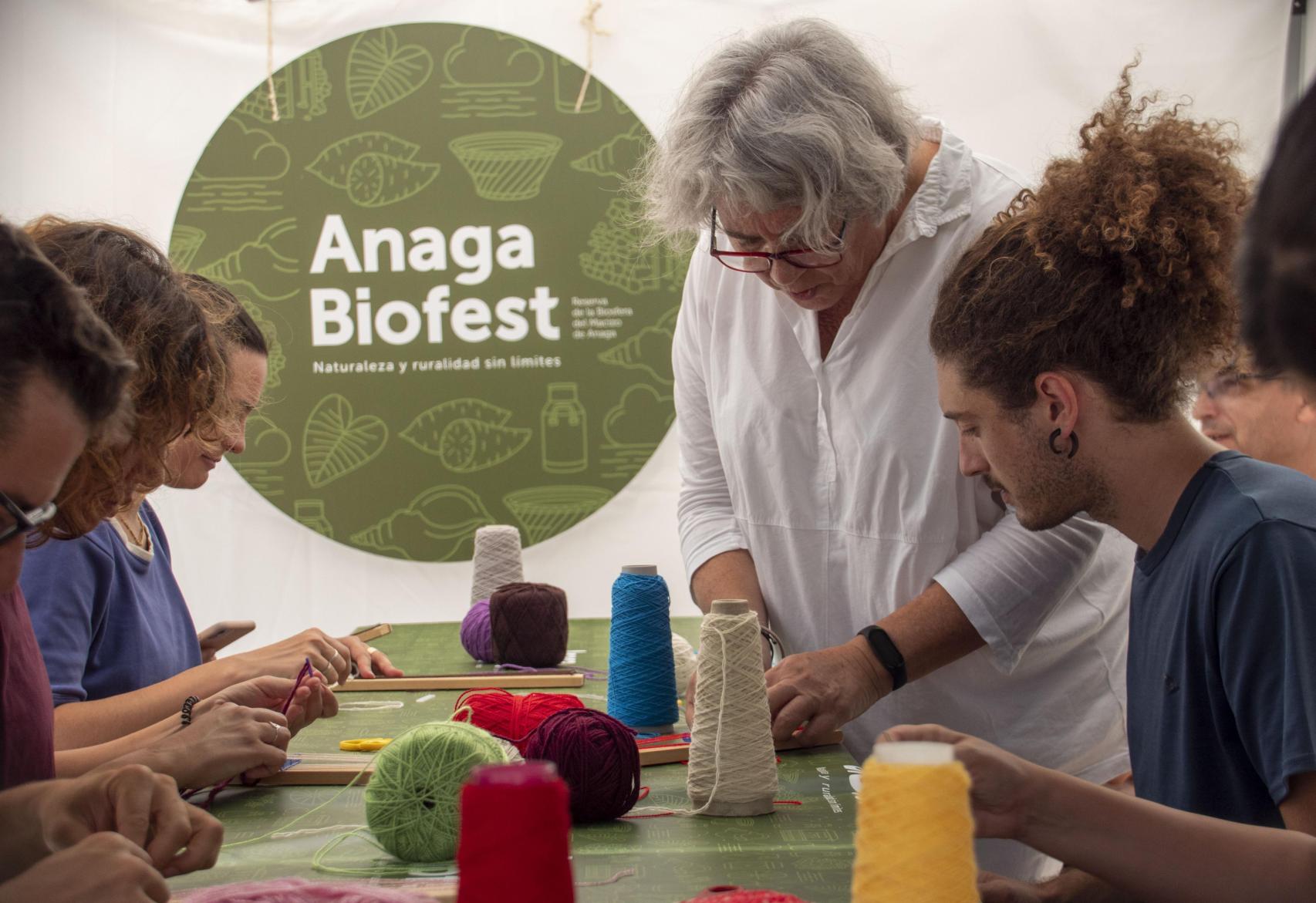 Otra de las actividades que hacen en Anaga Biofest de aprender técnicas tradicionales de croché