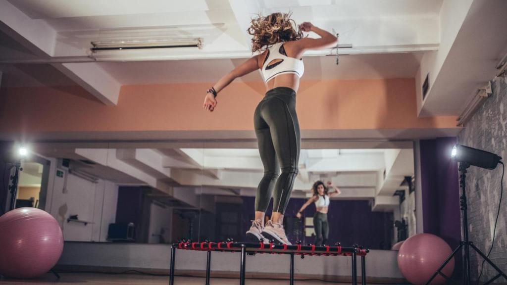 Mujer practicacndo rebounding.