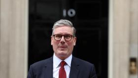 El primer ministro electo, Keir Starmer, pronuncia un discurso a su llegada al número 10 de Downing Street.