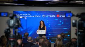 La presidenta de la Comunidad de Madrid, Isabel Díaz Ayuso, interviene durante su visita a la sede de la multinacional NTT Data
